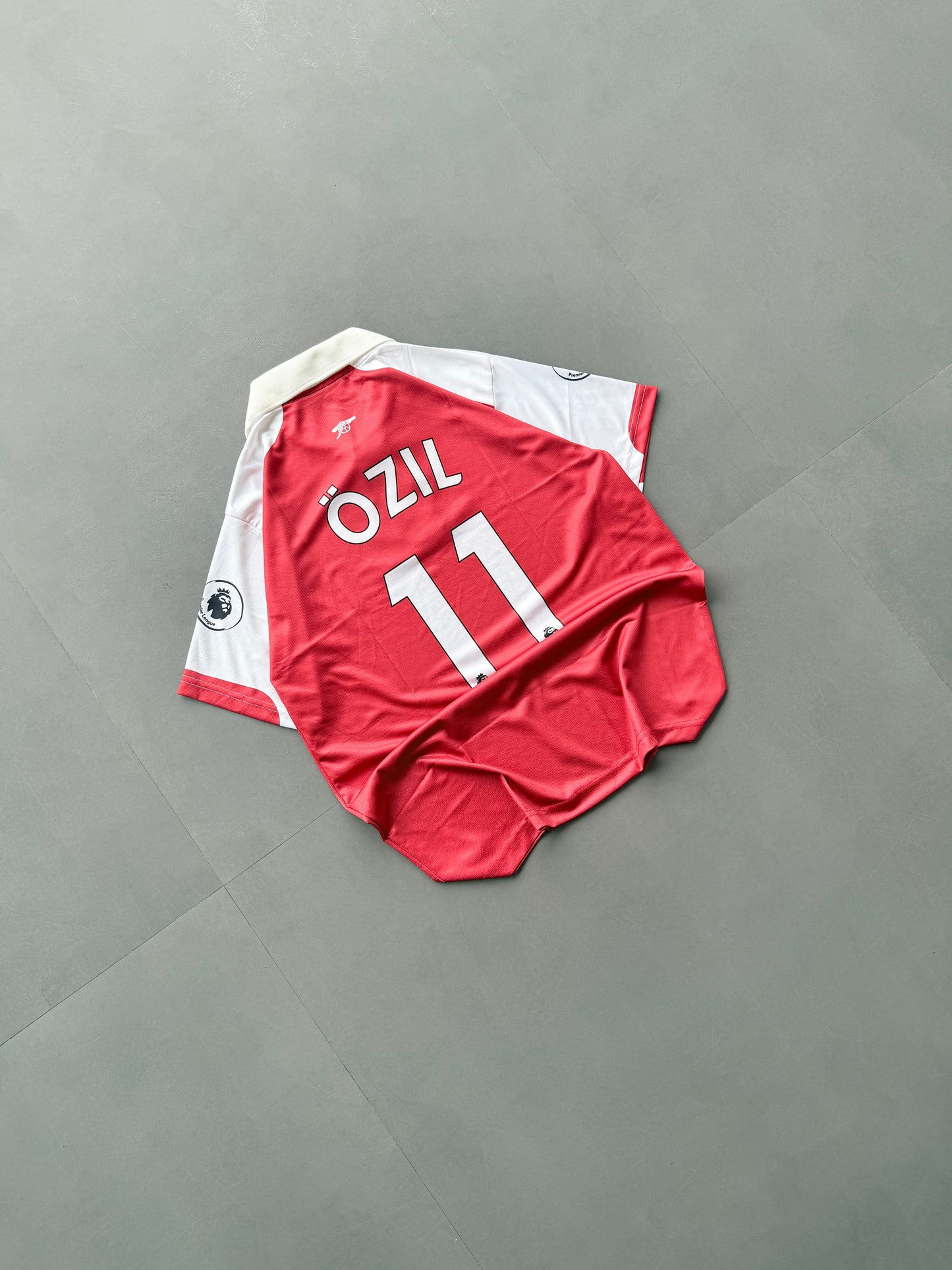 Özil #11 Arsenal Home Jersey 2017/18 – Classic Collar Edition