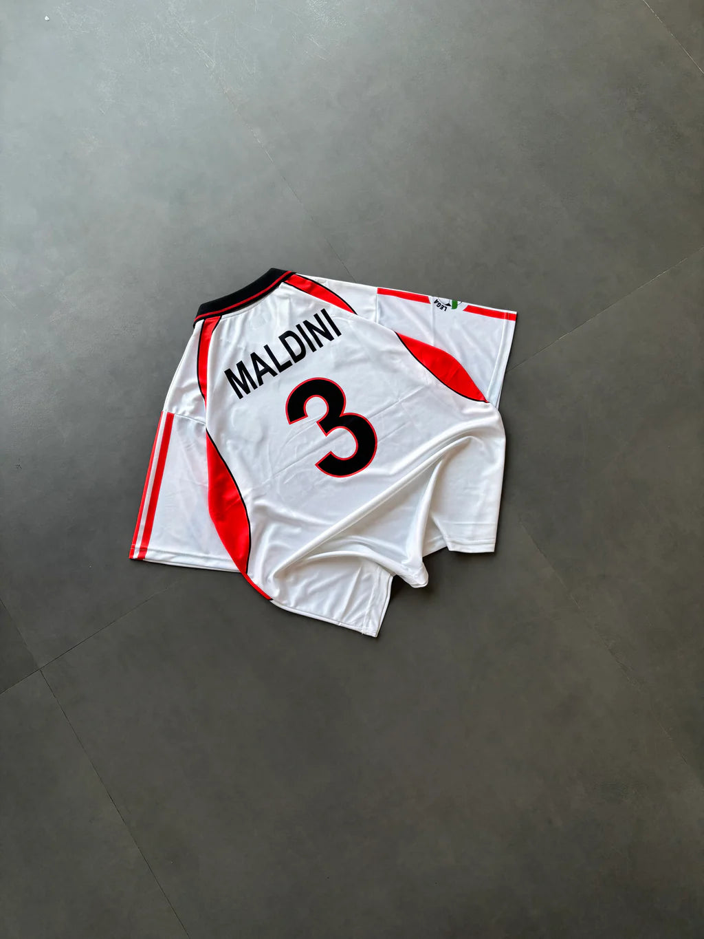 Maldini #3 – AC Milan 2000/01 Away Shirt
Five Sleeve • Collar • Embroidery Edition